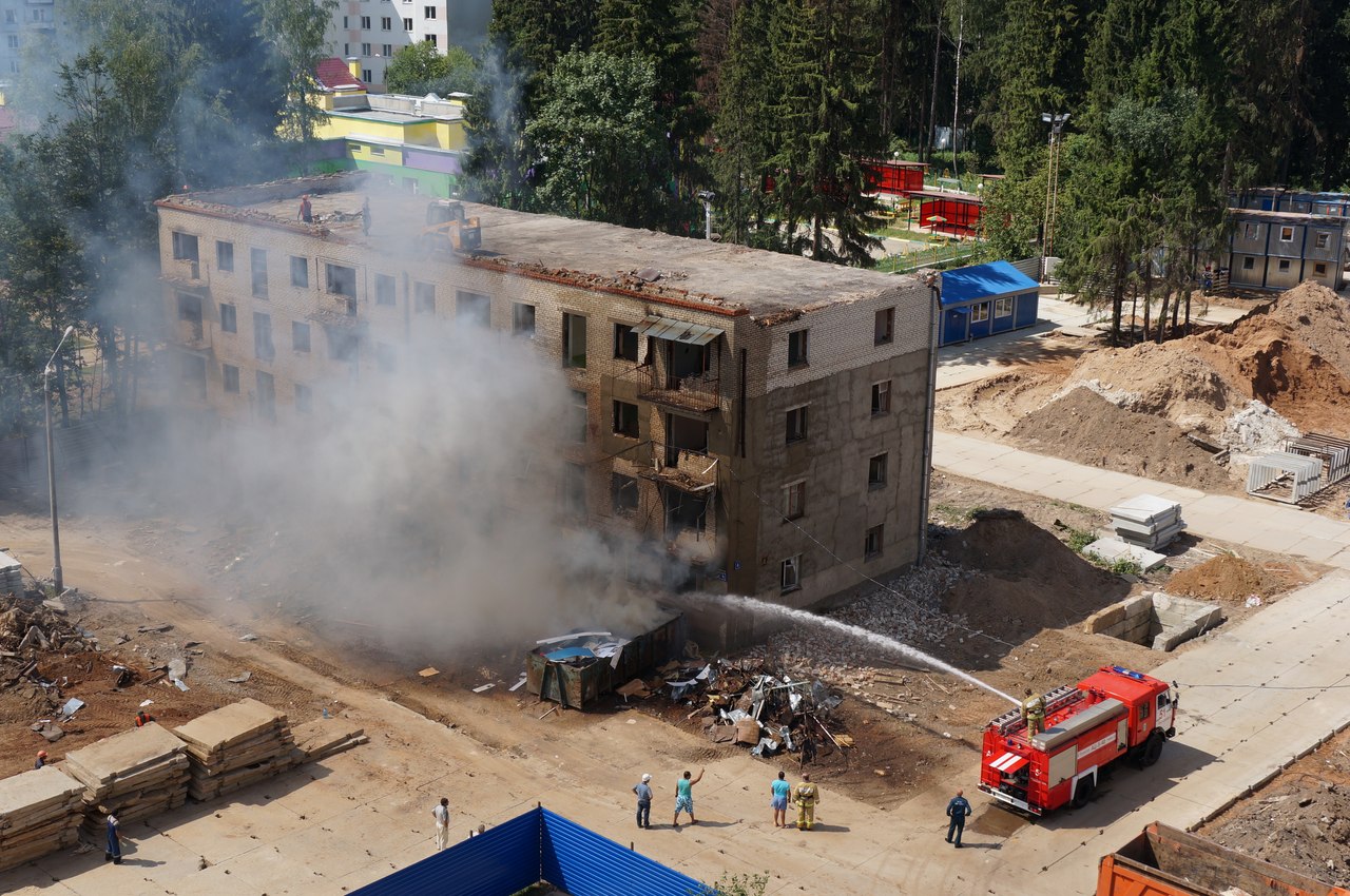 Горит дом в городе Краснознаменск Московской области Горит дом в городе Краснознаменск Московской области