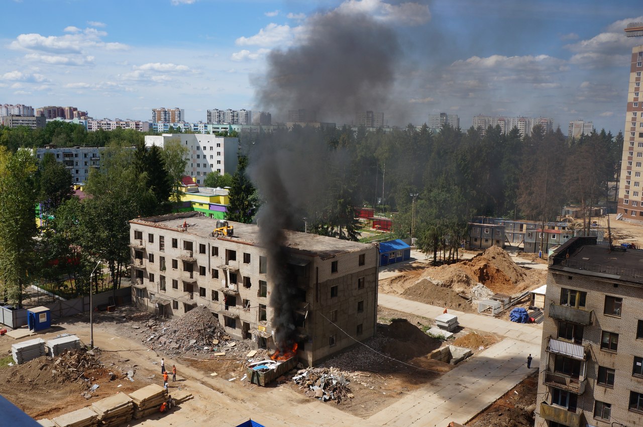 Горит стройка ЖК Космическая гавани в городе Краснознаменск Московской области Горит стройка ЖК Космическая гавани в городе Краснознаменск Московской области