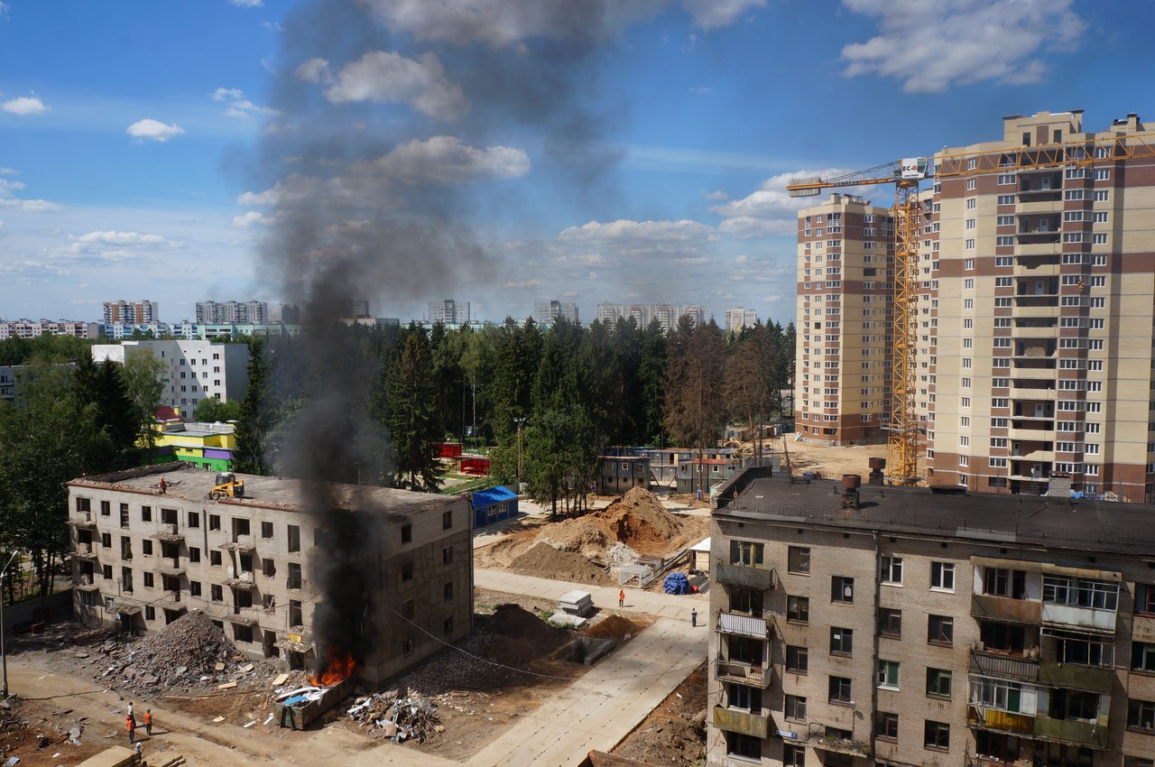 Горит стройка ЖК Космическая гавани в городе Краснознаменск Московской области Горит стройка ЖК Космическая гавани в городе Краснознаменск Московской области