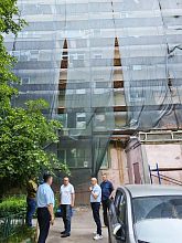 Глава города проверил ход работ по капитальному ремонту дома на пр. Мира 12