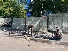 В сквере Победы почти завершены работы по укладке тротуара, а также идет установка ограждений
