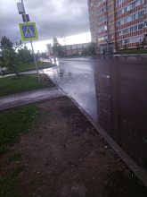 На двух остановках и на пешеходных переходах после дождя вот такие лужи